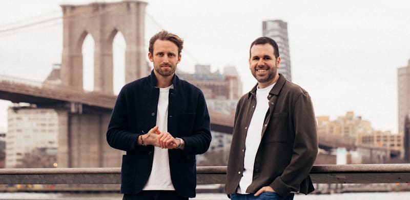 משמאל: דני בריקמן, מנכ''ל אואזיס, ועמית צימרמן, סמנכ''ל המוצר / צילום: אוהד קב