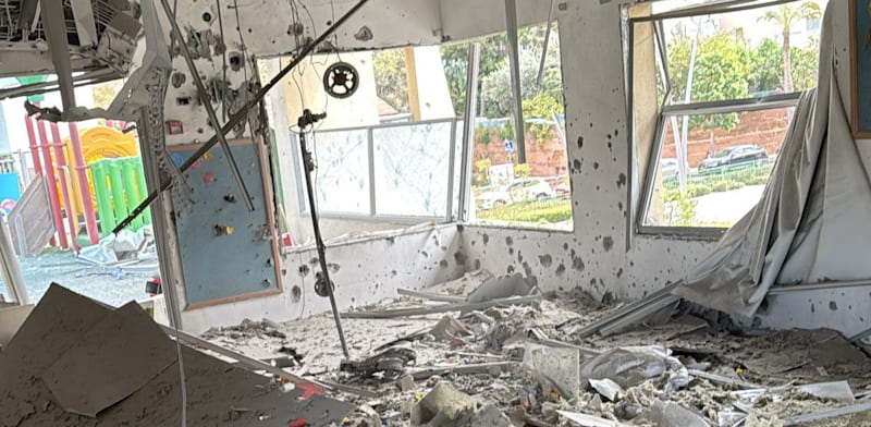 הרס בגן ילדים בראשל''צ כתוצאה מהטיל המתפזר / צילום: דוברות כבאות והצלה