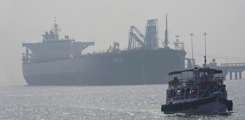 מיכלית גז נוזלי עושה את דרכה מערב הסעודית דרך מצר הורמוז / צילום: ap, Rafiq Maqbool