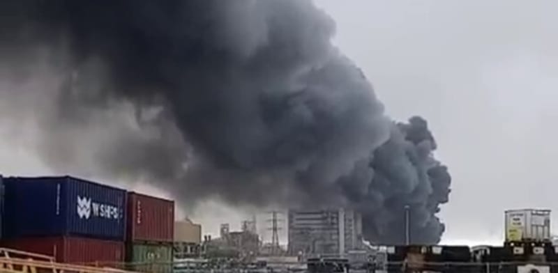 פטריית עשן כתוצאה מפגיעה במפעל בנאות חובב / צילום: לפי סעיף 27 א'