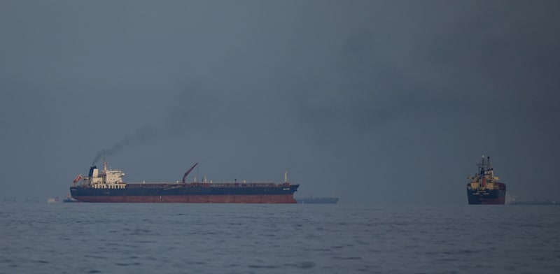 מכלית וספינת מטען במצר הורמוז / צילום: ap, Altaf Qadri