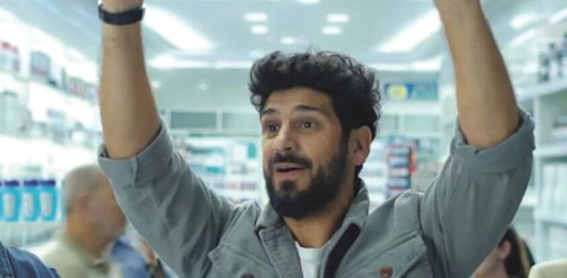 אביב אלוש בקמפיין הפרסום של פליי קארד / צילום: מתוך יוטיוב