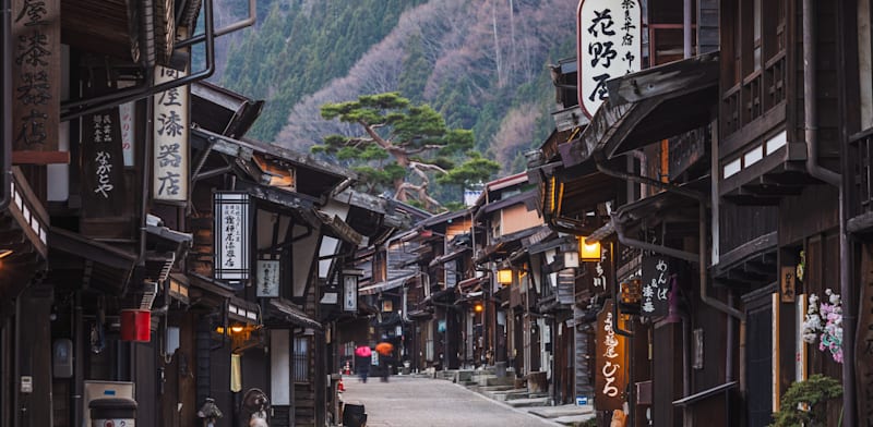 בתי עץ מסורתיים בנאראקווה, יפן. יכול להיות גג שקרס או בעלים שנעדרים / צילום: Shutterstock