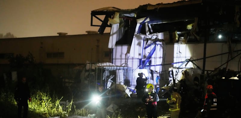 הפגיעה במפעל אירוסול בפ''ת / צילום: ap, Zwigenberg Ohad