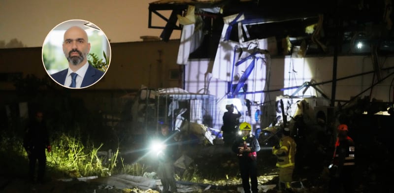 הפגיעה במפעל אירוסול בפתח תקווה. בעיגול: רועי ברגיל, מנכ''ל הרוכשת, ולוריקס / צילום: AP- Zwigenberg Ohad, התעשייה האווירית