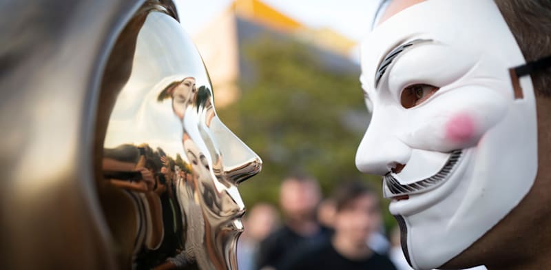 פסל לכבודו של היוצר האנונימי של המטבע הדיגיטלי ביטקוין בפארק ליד נהר הדנובה בבודפשט, ניצב על בסיס אבן ועליו חרוט שמו של סאטושי נקמוטו / צילום: ap, Bela Szandelszky