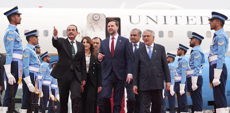 סגן נשיא ארה''ב ג'יי.די. ואנס כאשר נחת באסלאמאבאד לקראת המו''מ עם איראן. לצידו ראש הצבא הפקיסטני אסים מוניר, משמאל, וסגן ראש ממשלת פקיסטן ושר החוץ מוחמד אסחאק / צילום: ap, Jacquelyn Martin