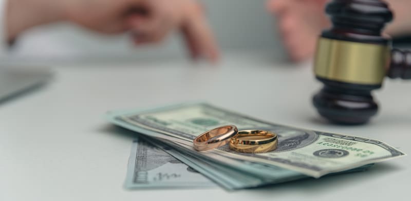 בניגוד לרישום בפוליסה: ביטוח חיים של מיליון שקל יועבר להורי המנוח ולא לגרושתו / צילום: Shutterstock