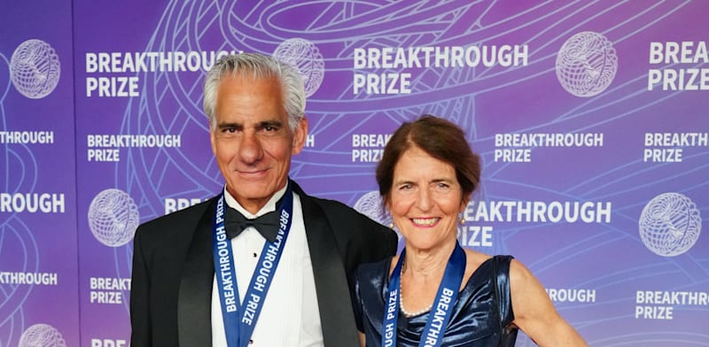 פרופ' ג'ין בנט ופרופ' אלברט מגוואייר. הצליחו לטפל במחלה גנטית הגורמת לעיוורון ולהשיב את הראייה לחולים / צילום: ap, Jordan Strauss/Invision