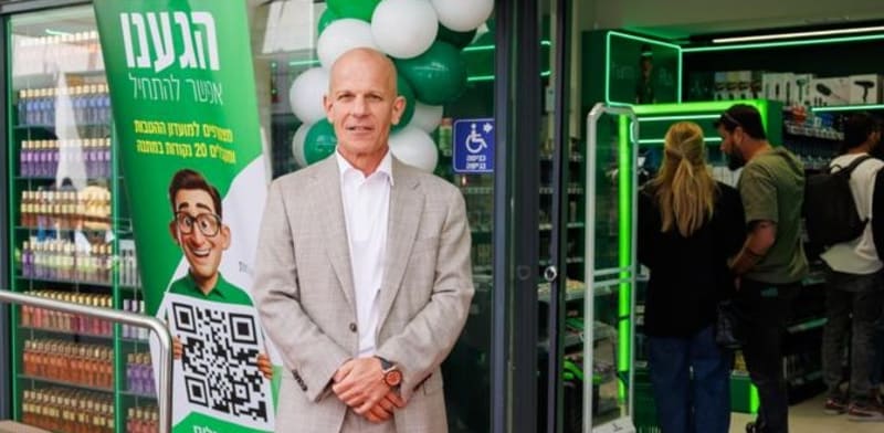 אורן ספיר, מנכ''ל ובעלי קבוצת ספיר, בסניף פארם פלוס בתל אביב / צילום: דניאל נפוסי