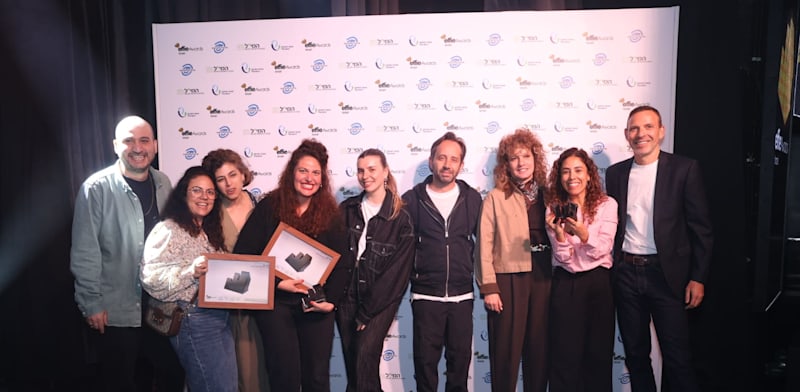 אילן סיגל, יו''ר תחרות האפי, והזוכים בפרס הגרנד אפי: שטראוס עם דוריטוס ומשרד הפרסום אדלר-חומסקי & ורשבסקי GREY / צילום: עזרא לוי