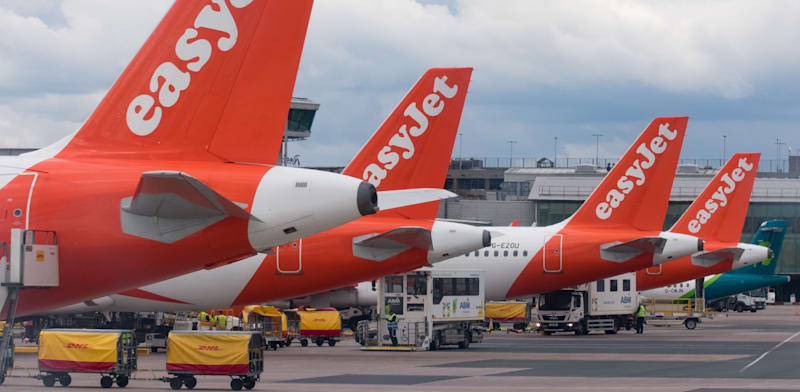 מטוסי easyjet חונים בשדה תעופה