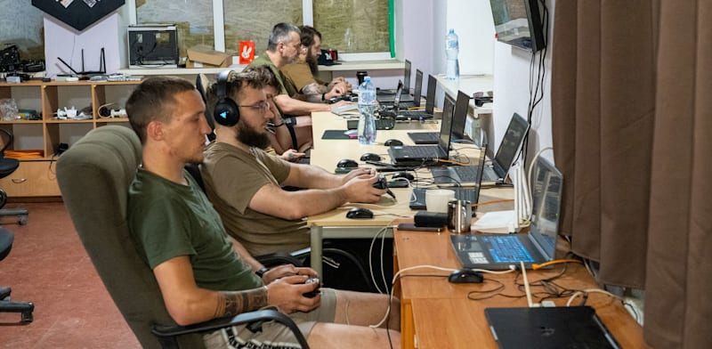 חיילים אוקראינים מפעילים כטב''מים בשליטה מרחוק, השבוע / צילום: ap, Andrii Marienko
