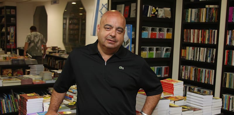 אבי שומר בסניף של צומת ספרים / צילום: אלירן אביטל