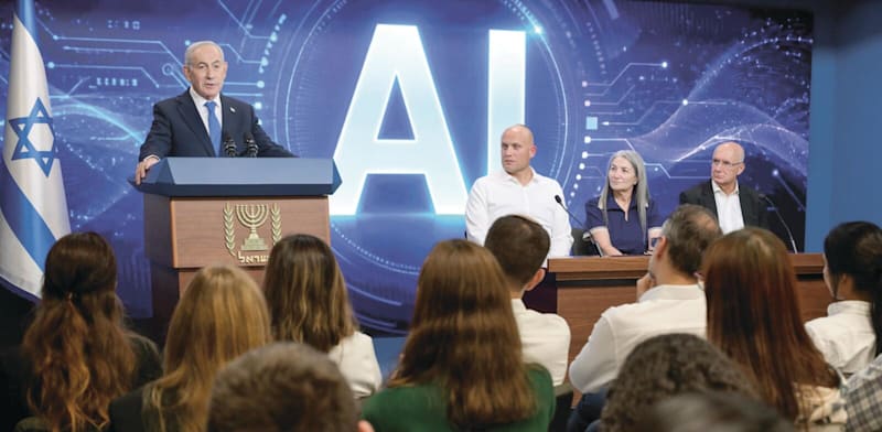 ראש הממשלה נתניהו מציג את תוכנית ה־AI, השבוע. מימין לו: ראש מטה ה־AI תא''ל (מיל') ארז אסקל / צילום: מעיין טואף / לע''מ