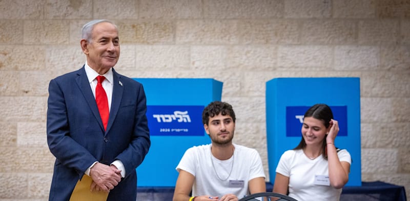 ראש הממשלה בנימין נתניהו מצביע בפריימריז בליכוד, אתמול (ב') / צילום: חיים גולדברג, פלאש90
