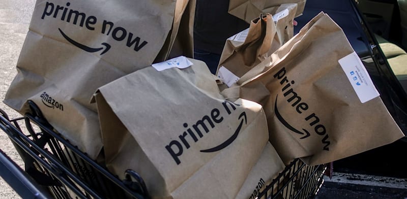 שקיות של אמזון prime now מחכות למשלוח / צילום: ap, John Minchillo