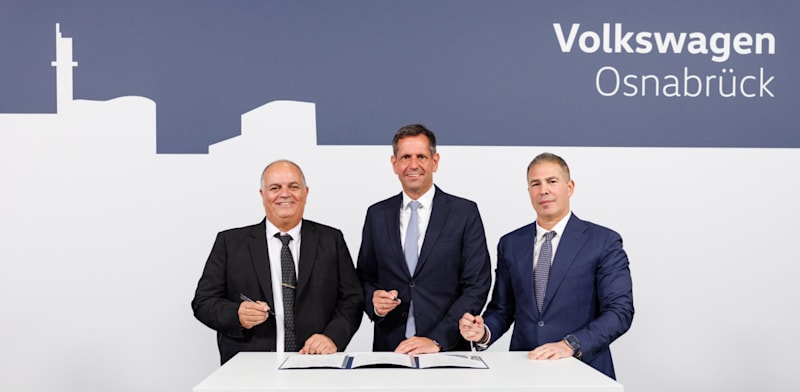 משמאל לימין: יואב תורג׳מן, מנכ''ל רפאל מערכות לחימה מתקדמות; אולף ליס, ראש ממשלת סקסוניה התחתונה; ותומר יעקב, שותף מייסד קרן אוריליוס — במהלך טקס חתימת הסכם שיתוף הפעולה במפעל פולקסווגן אוסנברוק, ספטמבר 2026. / צילום: פריסו גנטש