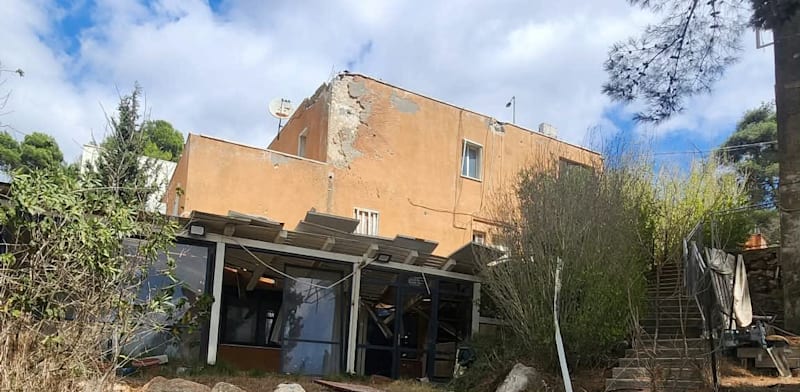 שיקום מלא צפוי בתוך כשלוש שנים. בית הרוס בקיבוץ מנרה / צילום: יובל אינהורן