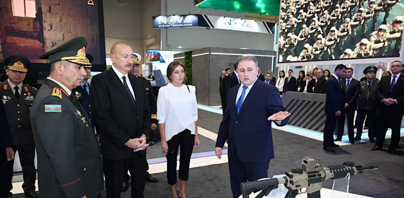 נשיא אזרבייג'ן אלייב בתצוגת הרובים / צילום: Mdi.Azerbaijan