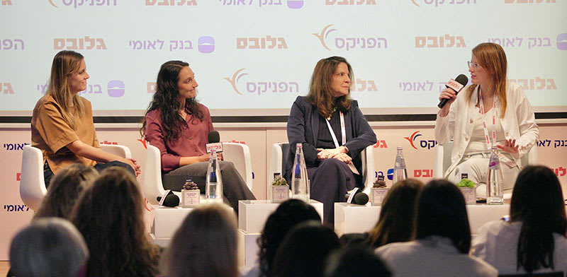 רותי (שמחה) פורמן, אליאור זיטלני וספיר הרוש, בפאנל משותף בהנחיית בת-שבע משה / צילום: כדיה לוי