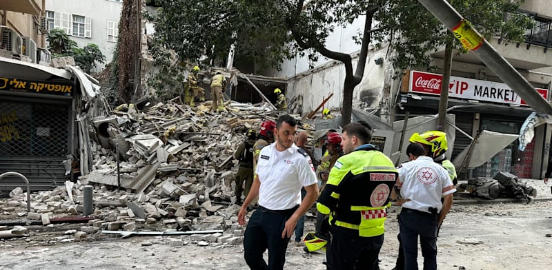 הבניין שקרס ברחוב נחלת בנימין בת''א / צילום: מד''א