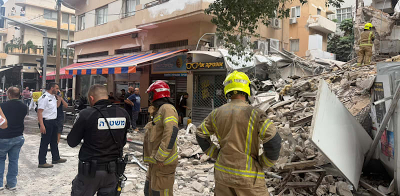 הבניין שקרס ברחוב נחלת בנימין בת''א / צילום: מד''א