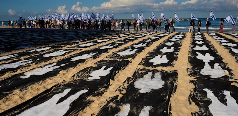 מיצג בחוף הים בתל אביב לציון שלוש שנים ל-7 באוקטובר / צילום: ap, Oded Balilty