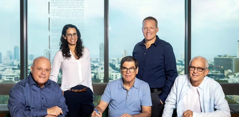 מימין לשמאל: עו''ד גיורא ארדינסט, יו''ר המשרד ושותף מייסד; ליאור אורן, שותף מייסד; עו''ד אודי שניידר; רעות גן, מנכ''לית; ועו''ד דוני טולידאנו, יו''ר האקזקוטיבה / צילום: אייל טואג