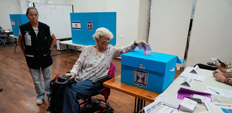 בחירות 2026: מצביעים בקלפי / צילום: ap, Baz Ratner