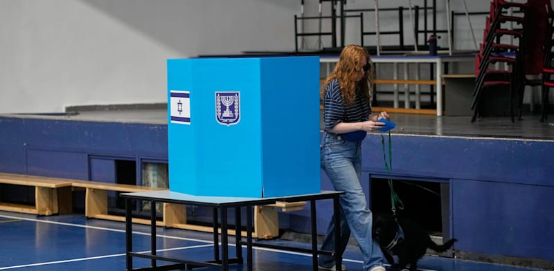 מצביעה בקלפי, היום / צילום: ap, Ohad Zwigenberg