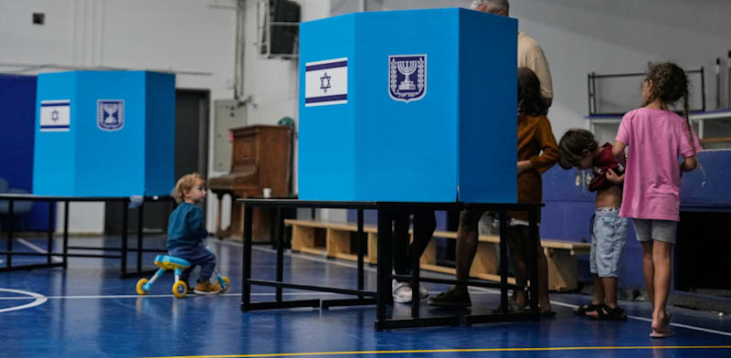 מצביעים בירושלים / צילום: ap, Ohad Zwigenberg