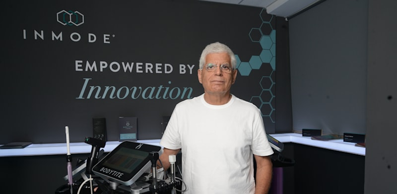 "משה מזרחי, מנכ''ל אינמוד וממייסדיה, עם מכשיר החברה / צילום: איל יצהר"