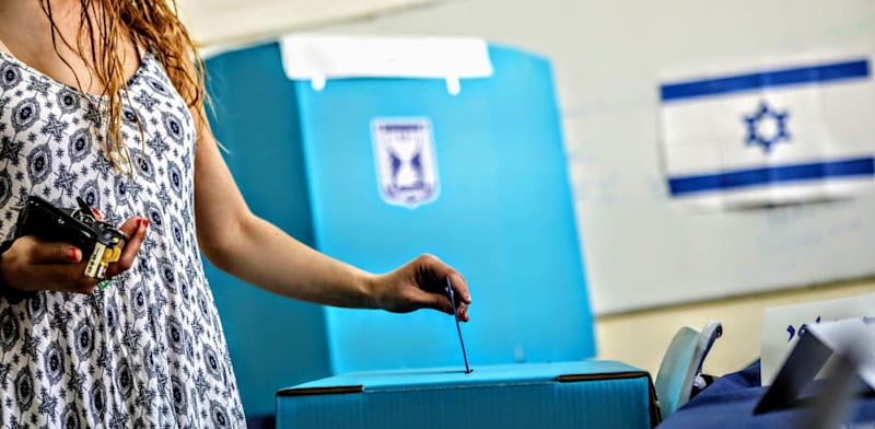 "מצביעה בקלפי. פוטנציאל מטעה במיוחד / צילום: שלומי יוסף"