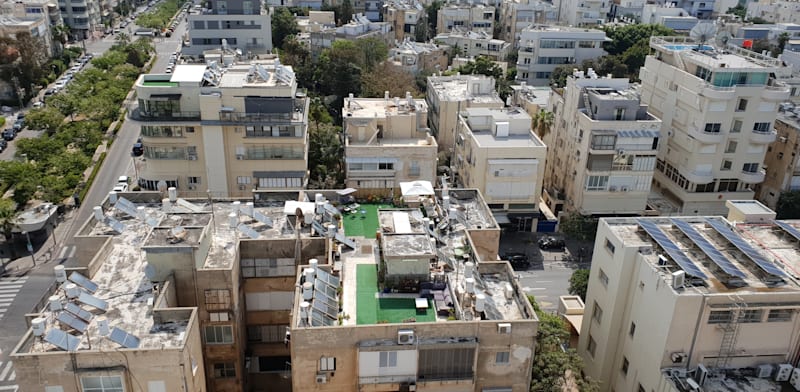 "דודי השמש תופסים את החלל על גגות הבניינים בישראל / צילום: גיא ליברמן"