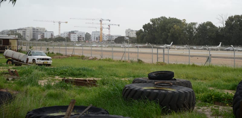 "שדה התעופה בהרצליה. כאלף יחידות דיור ייבנו במקומו / צילום: איל יצהר"