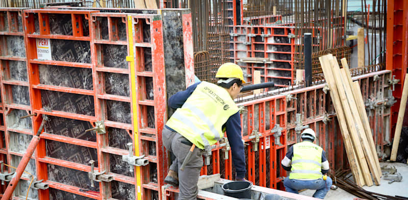 "פועל באתר בנייה / צילום: שלומי יוסף"