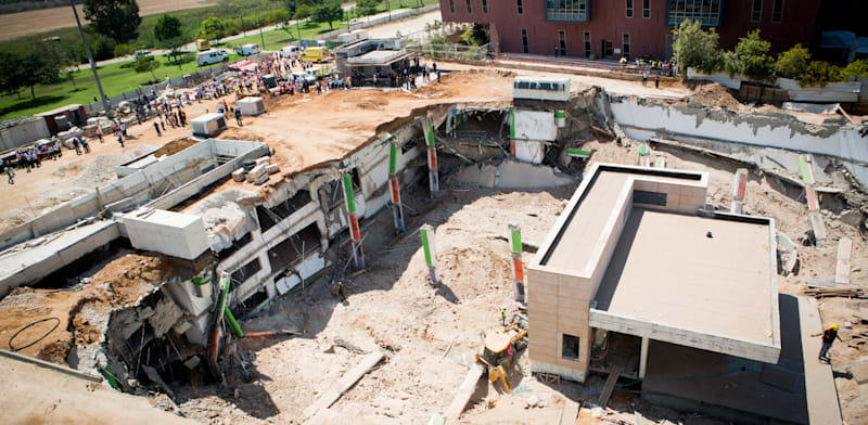 "קריסת החניון ברחוב הברזל בת''א / צילום: שלומי יוסף"