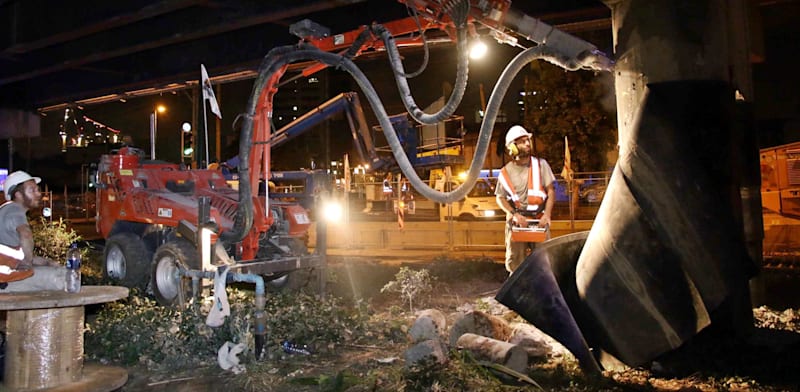 "ההכנות לפיצוץ גשר מעריב לפני כעשור / צילום: אמיר מאירי"
