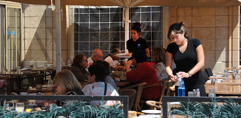 "מלצריות במסעדה. רשות המסים תגבה מע''מ על הטיפים / צילום: איל יצהר"