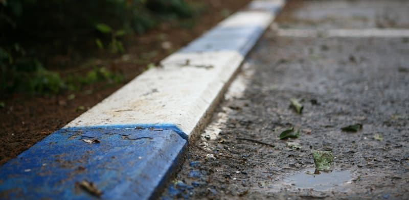 "מדרכה כחול לבן / צילום: עינת לברון"