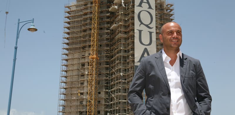 "אלון עמרם, יו''ר עמרם אברהם, ופרויקט של החברה בחדרה / צילום: עינת לברון"