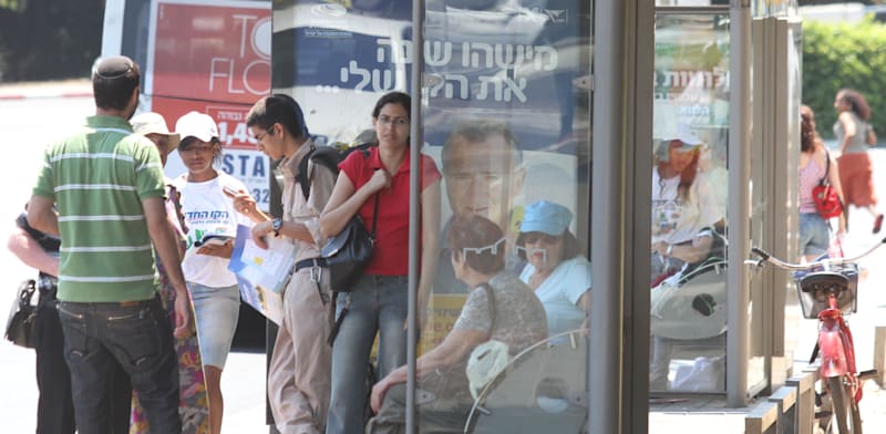 "נוסעים ממתינים בתחנת אוטובוס / צילום: מץ 76"