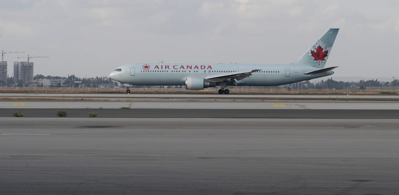 "מטוס אייר קנדה בנתב''ג / צילום: איל יצהר"