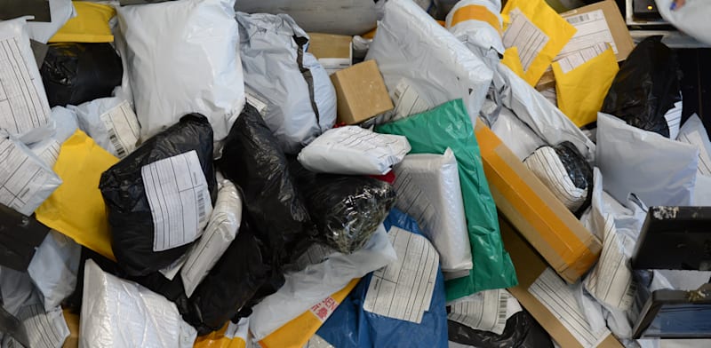 "חבילות מחו''ל שהגיעו לישראל / צילום: איל יצהר"