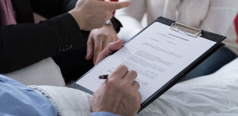 "חתימה על צוואה / צילום: Shutterstock, Photographee.eu"