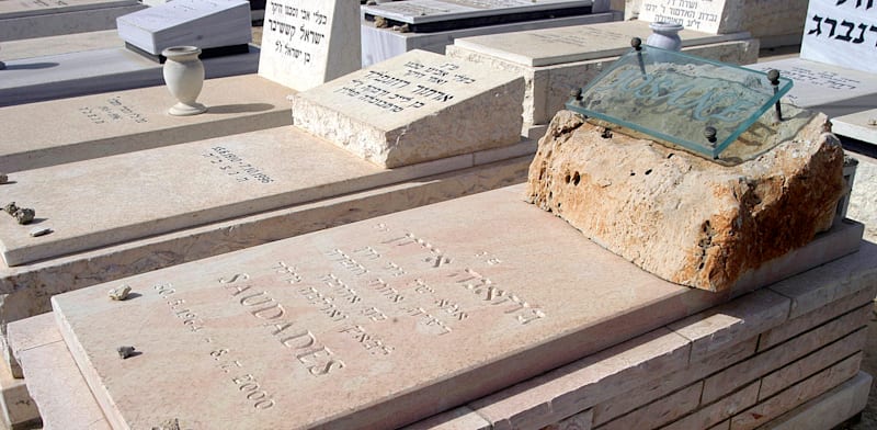 "בית עלמין / צילום: תמר מצפי"