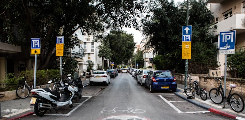 "תמרור האטה על כביש עירוני בתל אביב / צילום: שלומי יוסף"
