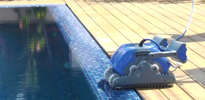 Robot de limpieza de piscinas Maytronics Crédito: Sagi Moran