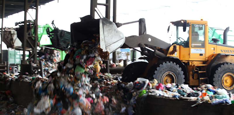 "פינוי פסולת. מסתמכים על הטמנה / צילום: גלעד קוולרצ'יק"